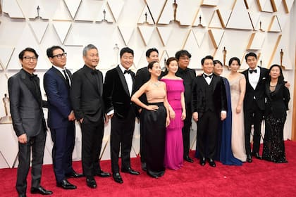 Bong Joon-ho y el elenco de la película Parasite, la gran ganadora de la noche