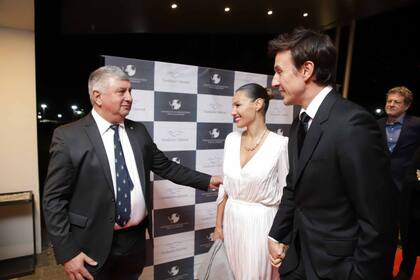 Bongiovanni recibe a Roberto García Moritán, ministro de Desarrollo Económico de la Ciudad de Buenos Aires, junto a su esposa Carolina "Pampita" Ardohain