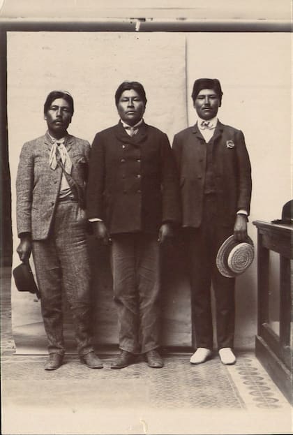 Bonifacio, al centro, de traje y corbata.