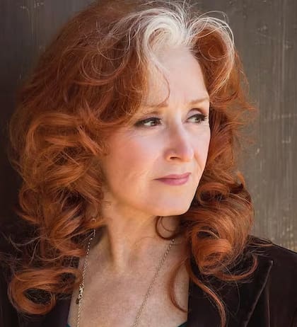 Bonnie Raitt con corte de cabello butterfly shag (Foto: Instagram @bonnieraittofficial)