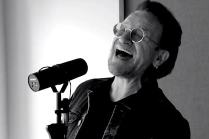 Bono cantando en la versión acústica de "Sunday Bloody Sunday"