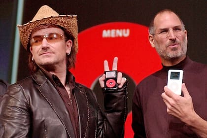 Junto al presidente ejecutivo de Apple, Steve Jobs, en la presentación de un Ipod. En un evento en San José, California, el martes 2 de octubre de 2004