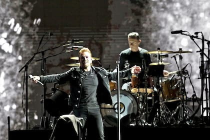 Bono saluda al público durante un show en el Estadio Único de La Plata, en 2017