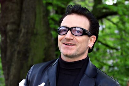 Bono posa con una oveja en Dublín, en marzo de 2000