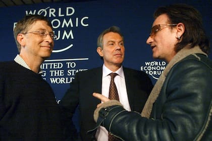 Bono con Bill Gates y el exprimer ministro británico Tony Blair, en Davos, Suiza en enero de 2005