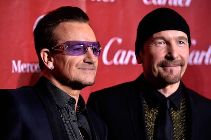 Los músicos Bono y The Edge de U2, llegan a la 25ª Gala anual del Festival Internacional de Cine de Palm Springs, el 4 de enero de 2014