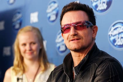 Bono posa en el backstage, en la final de la décima temporada de "American Idol" en Los Ángeles, el 25 de mayo de 2011