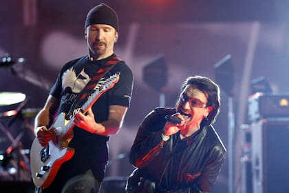 Los fundadores de U2, The Edge y Bono, interpretan Vertigo durante la 48ª entrega anual de los premios Grammy en Los Ángeles, el 8 de febrero de 2006