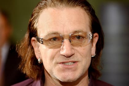 Bono habla en una conferencia de prensa en Dublín, antes de dirigirse a una reunión informal de ministros de desarrollo de la Unión Europea, en junio de 2004