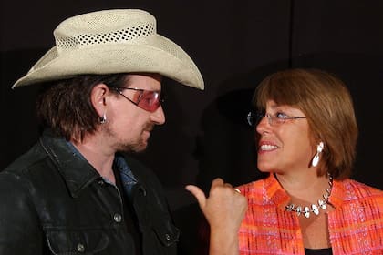 Bono conversa con la expresidenta chilena Michelle Bachelet, en el Estadio Nacional de Chile, en febrero de 2006