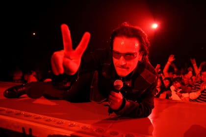 El líder de U2 se acuesta y canta durante el concierto de inicio de la gira mundial "Vertigo" en San Diego, California, el 28 de marzo de 2005