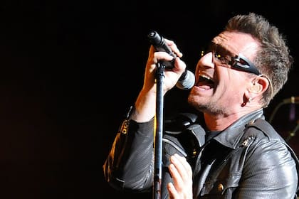 La banda de rock U2, en concierto en el estadio Olímpico de Turín (Italia) El show fue parte de la gira "360 grados" de la agrupación, el 6 de agosto de 2010