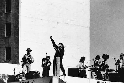 U2 grabando el video del tema "Where The Streets Have No Name" en una azotea en Los Angeles, el 27 de marzo de 1987