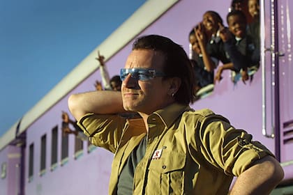 Bono de visita en una clínica que se ocupa de los problemas relacionados con el SIDA en la población joven, en Soweto, Sudáfrica el 24 de mayo de 2002