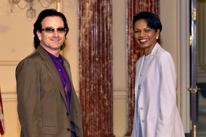 La exsecretaria de Estado, Condoleezza Rice, posa para los fotógrafos con Bono, antes de su almuerzo en el Departamento de Estado en Washington, el 25 de mayo de 2005