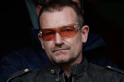 Bono presencia un partido de la Premier League inglesa entre el Arsenal y el Manchester United, en el Emirates Stadium del Arsenal en Londres, el sábado 8 de noviembre de 2008