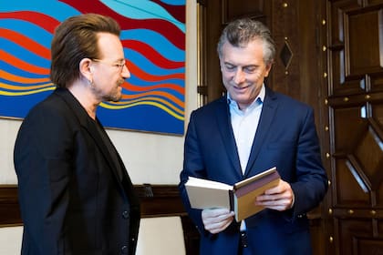 El presidente de Argentina, Mauricio Macri, y el cantante Bono de la banda irlandesa U2, conversan durante una reunión en la Casa Rosada en Buenos Aires, el 9 de octubre de 2017