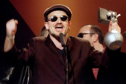 Bono atacó verbalmente la política de pruebas nucleares del presidente francés Jacques Chirac. El cantante habló después de que su grupo fuera elegido como el mejor grupo de 1995 en los premios MTV European Music en París, el 24 de noviembre de 1995