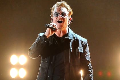 Bono de U2 canta durante el concierto benéfico de Benioff Childrens Hospital de la UCSF en el Cow Palace, el 5 de octubre de 2016 en San Francisco, California