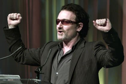 Bono recibió el Premio Humanitario a la AIF, reconocido por sus esfuerzos para alentar la cancelación de la deuda, el aumento de la ayuda y los incentivos comerciales para las naciones empobrecidas de África, en marzo de 2003