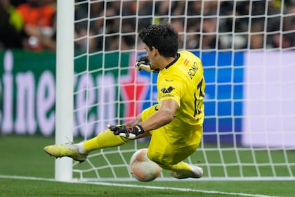 Bono, el arquero de Sevilla contiene un penal en el partido frente a Roma por la Final de Liga de Europa, en el estadio Puskas Arena de Budapest, el 31 de mayo de 2023