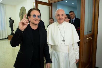 Bono fue recibido hoy por el Papa, que le agredeció al líder de U2 su interés por colaborar con la Fundación Pontificia Scholas Ocurrentes, dedicada a inclusión social por medio de la educación