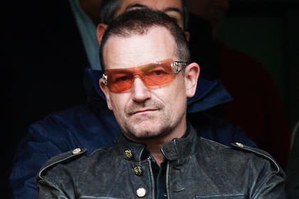 Bono - Más allá de la moda: Afectado de glaucoma, cuando le preguntan por sus anteojos, contesta que los usa "en parte por vanidad, en parte por privacidad y en parte, por sensibilidad".