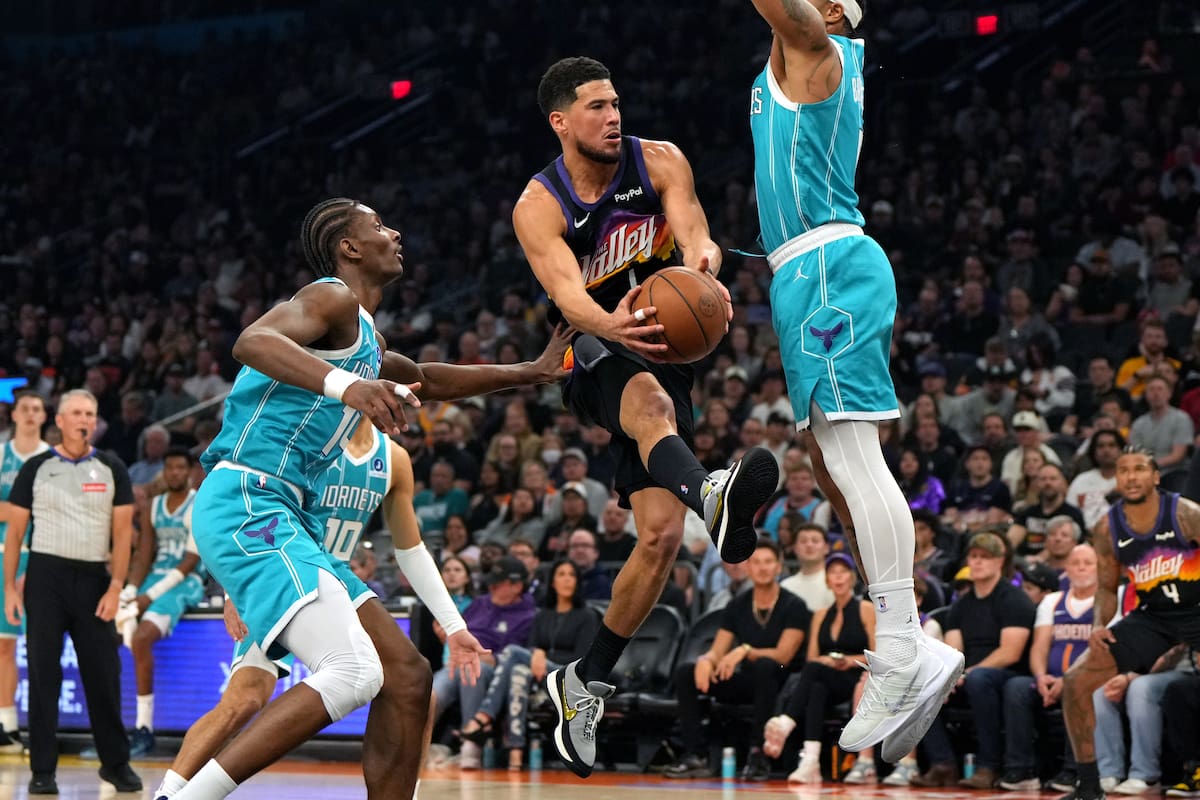 Booker anota 30 y Suns vence 111-99 para frenar racha de 10 triunfos de Hornets fuera de casa