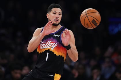 Booker regresa de lesión de tobillo y lidera a los Suns en victoria 106-99 sobre los Knicks