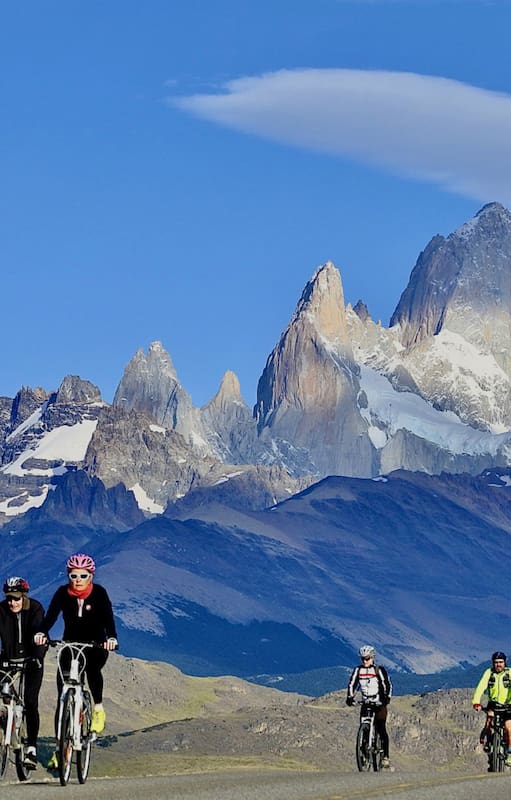 Boom de salidas en bicicletas: el camino a El Chaltén con el Fitz Roy y el cerro Torre de fondo es una opción que cautiva por su belleza