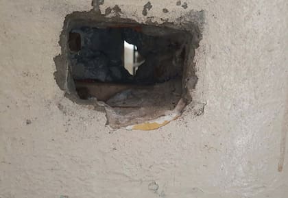 Boquete entre celdas dentro del penal de Villa Devoto