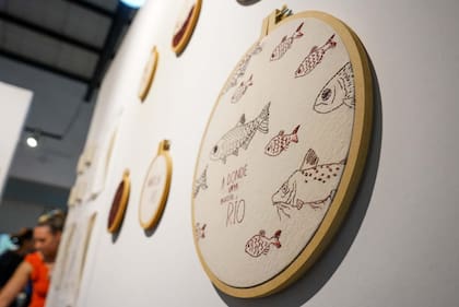 Bordado de Fer Alberto, una de las tantas obras inspiradas en el río en la Feria de Arte de Paraná