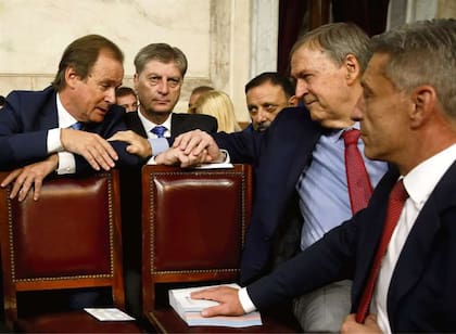 El gobernador de La Pampa, Sergio Ziliotto, (centro) anunció que planea vacunarse ahora para dar un mensaje a la sociedad