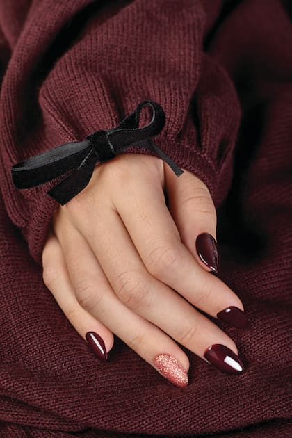 Bordó y glitter, una combinación súper chic.