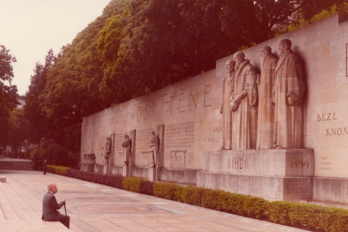 Borges en Ginebra, ante el Muro de los Reforma, en el Parque de los Bastiones