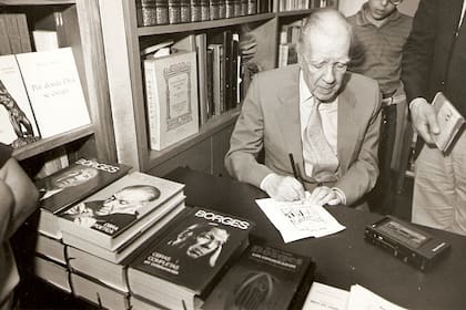 Borges firma ejemplares en la Librería de Alberto Casares