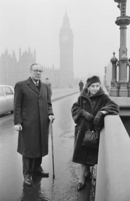 Borges junto a su madre, Leonor Acevedo, quien cuidaba de él cuando quedó ciego (Foto: Getty Images)