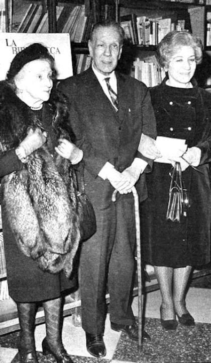 Borges junto a su madre, Leonor Acevedo, y Elsa Astete Millán (Foto: borgestodoelanio.blogspot.com)