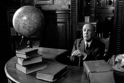 Borges no funda una ciudad con armas, sino con palabras, y dice: “A mí se me hace cuento que empezó Buenos Aires…”.