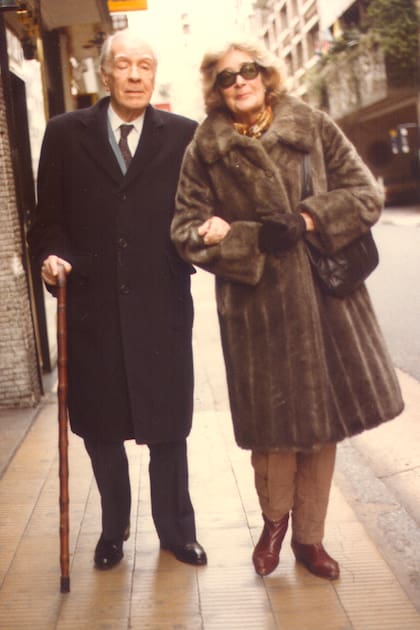 Borges y Estela Canto, el 9 de julio de 1985: la foto fue tomada por el físico y divulgador Alberto Rojo, que mañana disertará sobre el infinito y el azar en unas jornadas sobre el universo del célebre escritor