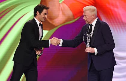 Boris Becker entregándole a Roger Federer el Premio Laureus al Mejor "Comeback" en la Gala de Mónaco 2018.