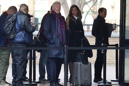 Boris Becker, sin privilegios ni pase especial para ingresar en los tribunales londinenses, en compañía de su pareja, Lilian de Carvalho Monteiro.