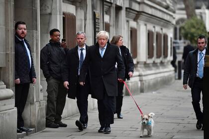 Boris, con su perro Dilyn, al llegar ayer al centro de votación, en Londres