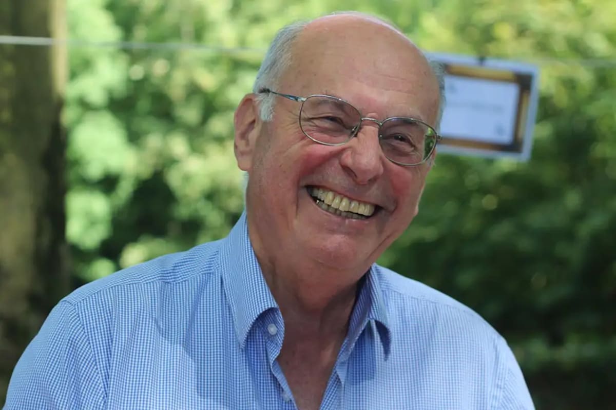 Boris Cyrulnik sitúa la resiliencia en una edad en la que el cuerpo, la memoria y las emociones dejan de ir por separado