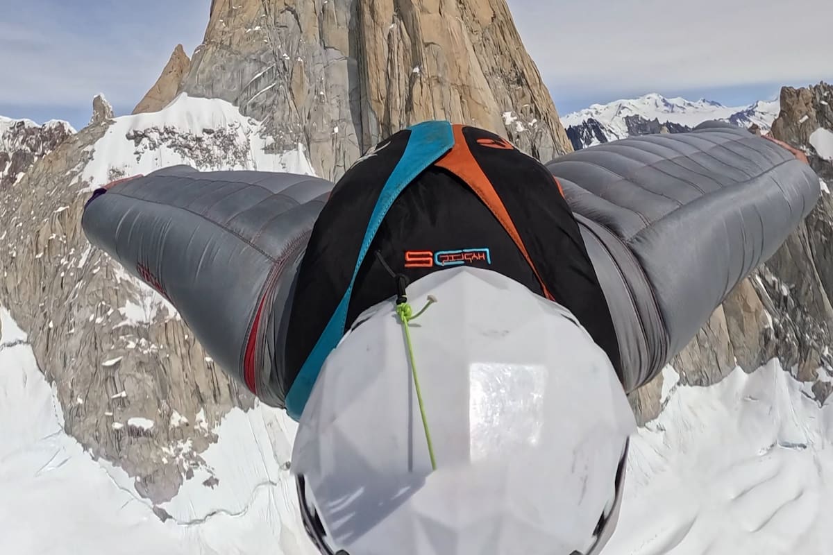 Boris Egorov, durante la caida en el salto BASE, desde cerca de la cima del cerro Fitz Roy