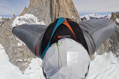Boris Egorov, durante la caida en el salto BASE, desde cerca de la cima del cerro Fitz Roy