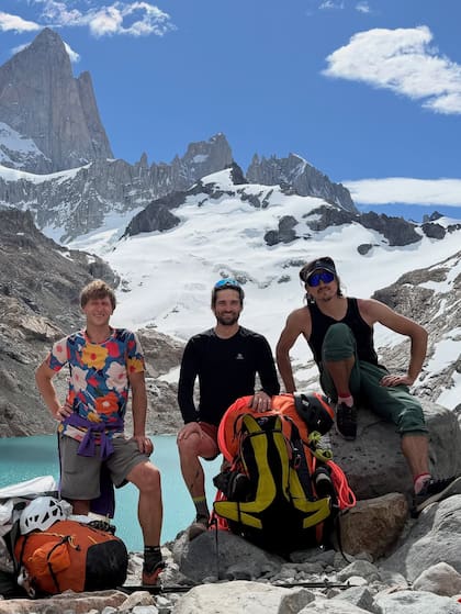 Boris Egorov, Vladimir Murzaev y Konstantin Jäämurd, en Laguna de los Tres, con el cerro Fitz Roy de fondo