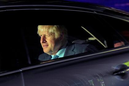 Boris Johnson deja el Parlamento, ayer, tras recibir dos votaciones en contra de sus proyectos