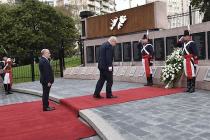 Boris Johnson depositó flores en homenaje a los soldados argentinos caídos en Malvinas en mayo de 2018