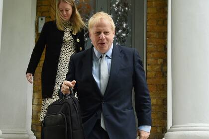 Boris Johnson, exsecretario de Relaciones Exteriores sale de su casa. Se perfila como el favorita para suceder a Theresa May.